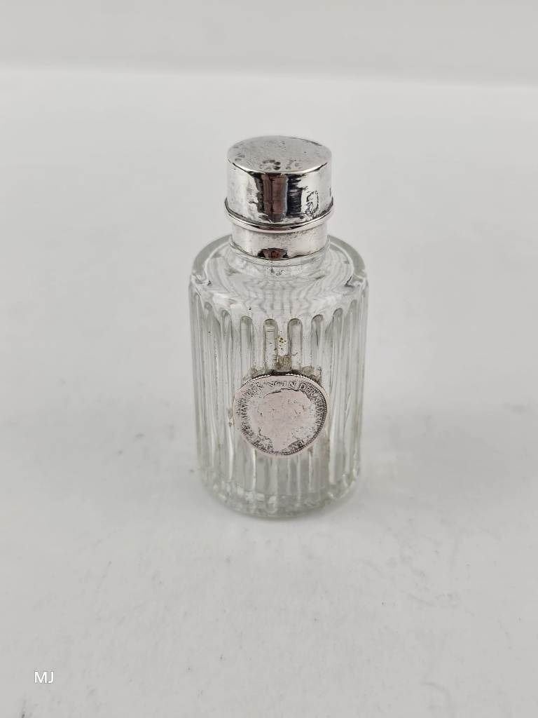 Parfumflesje met zilveren dop                           D147, Gebruikt, ., Ophalen of Verzenden, .