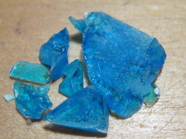 mi. ruwe edelstenen CHALCANTHIET (1) slijpresten, Verzenden, Mineraal