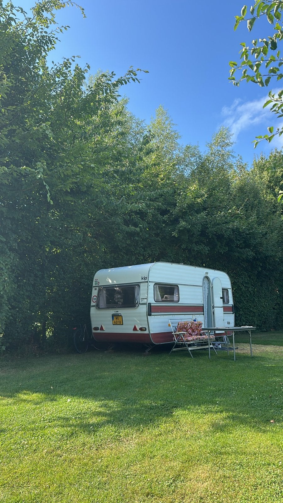 Retro Kip Caravan uit 1977, Caravans en Kamperen, Rondzit, Voortentlamp, Kip, Omvormbare zithoek