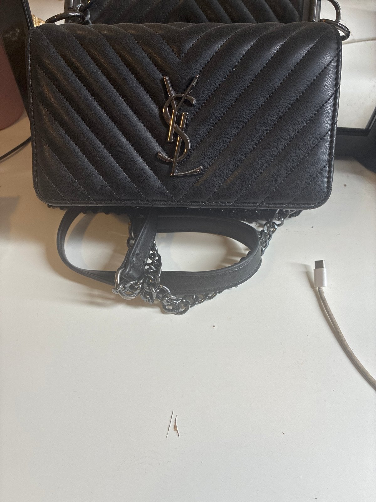 Stijlvolle Zwarte Schoudertas met YSL-logo, Ophalen of Verzenden, Gebruikt, Zwart, Schoudertasje