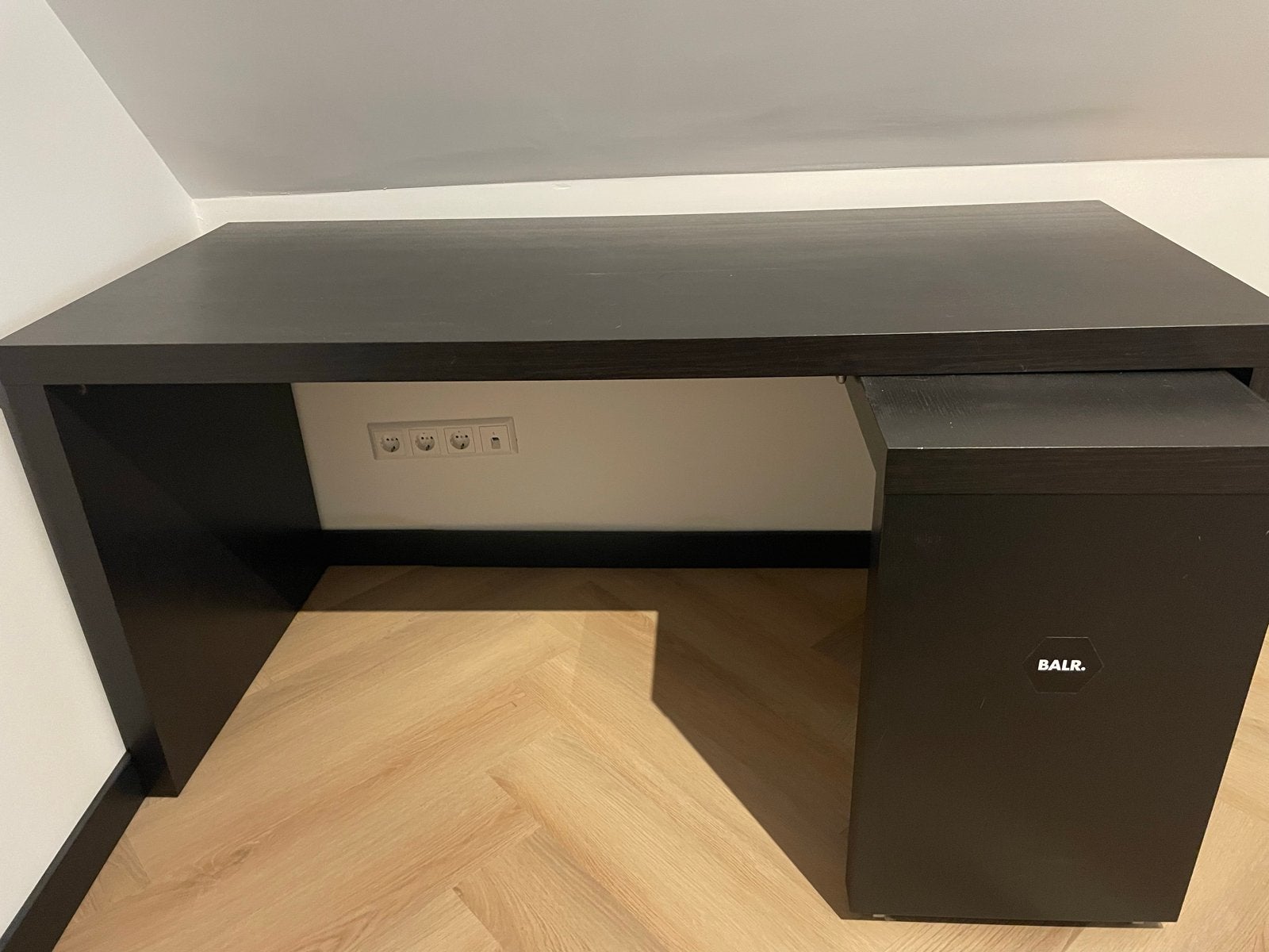 Zwart bureau met uitschuifbaar element - Modern en functione, Huis en Inrichting, Ophalen, Gebruikt, 65 cm, Spaanplaat of MDF
