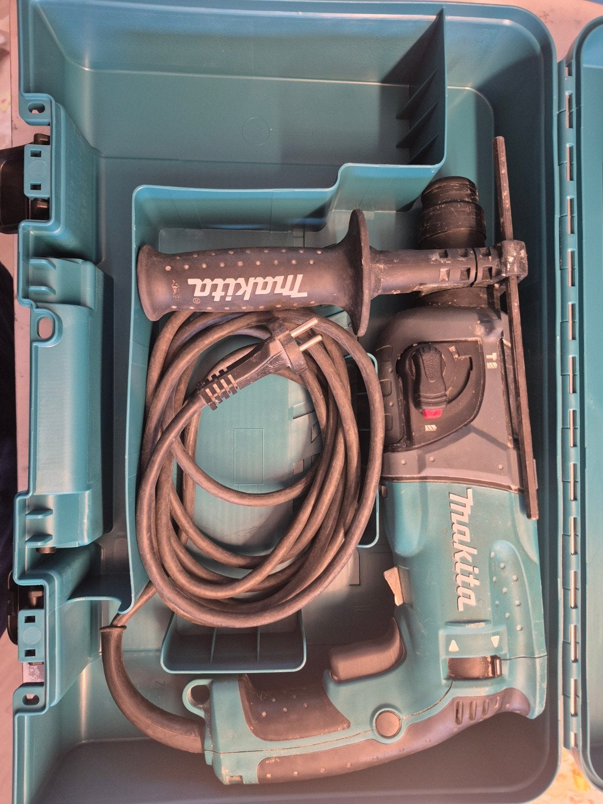 Makita HR2230 Boorhamer 710W met koffer, Boor- en/of Breekhamer, Ophalen of Verzenden, Klopboormechanisme, Gebruikt