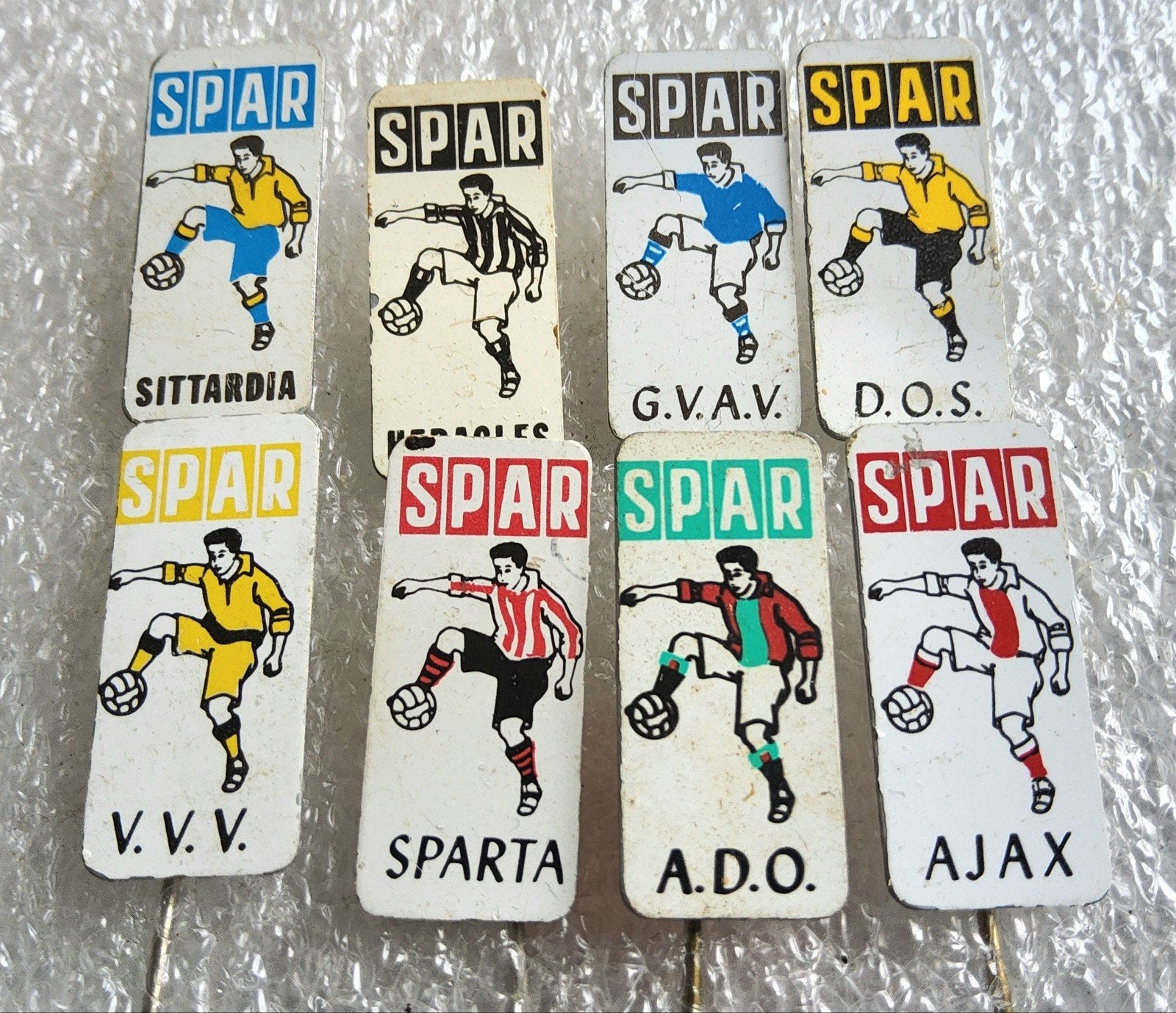 8 Vintage SPAR Voetbal Speldjes - Diverse Clubs, Ophalen of Verzenden, Gebruikt, Sport, Speldje of Pin