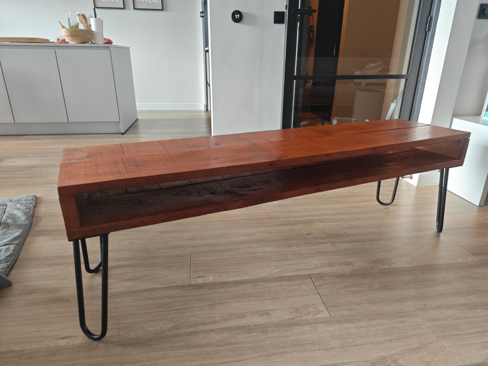 Robuuste houten tv-meubel met hairpin legs, Huis en Inrichting, 150 tot 200 cm, Zo goed als nieuw, Minder dan 100 cm, Industrieel, Landelijk, Modern