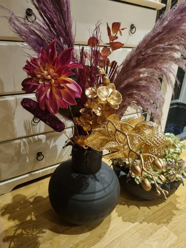 Grote mat zwarte vaas en schaal met hortensia's, Huis en Inrichting, Woonaccessoires | Vazen, Overige materialen, Gebruikt, 50 tot 75 cm