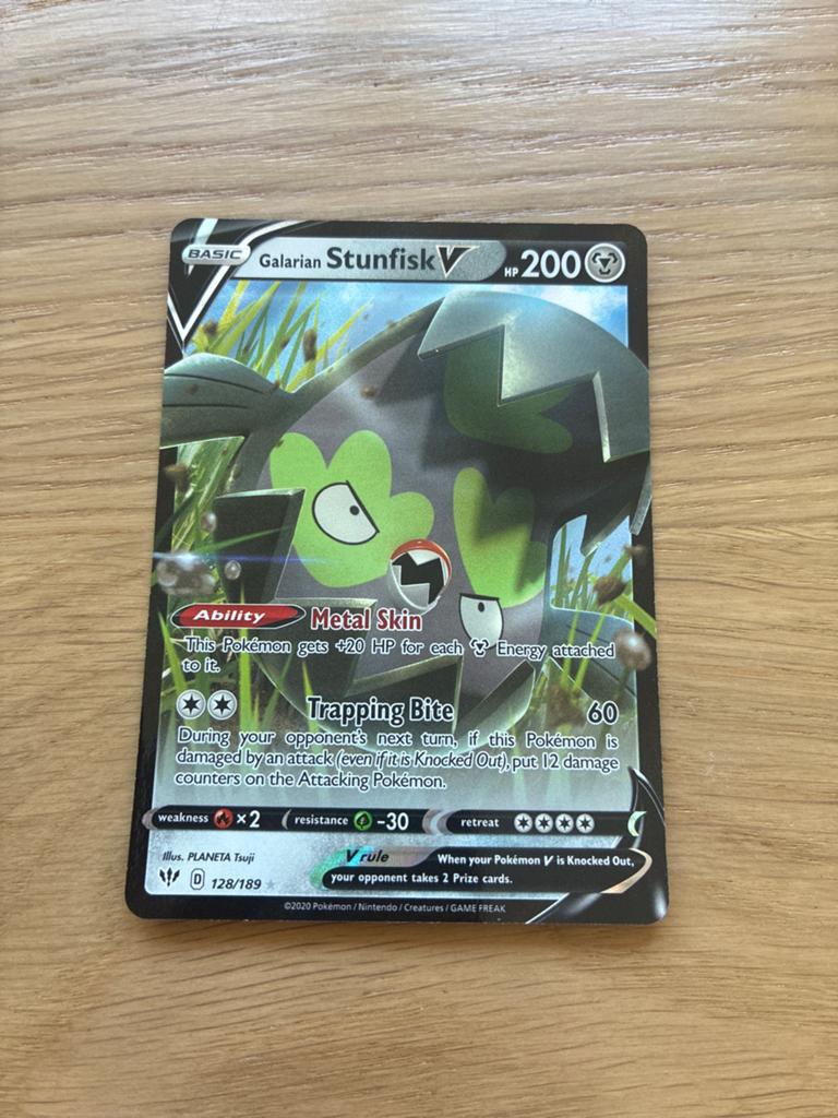 Pokémon Kaart: Galarian Stunfisk V (128/189), Ophalen of Verzenden, Zo goed als nieuw, Losse kaart