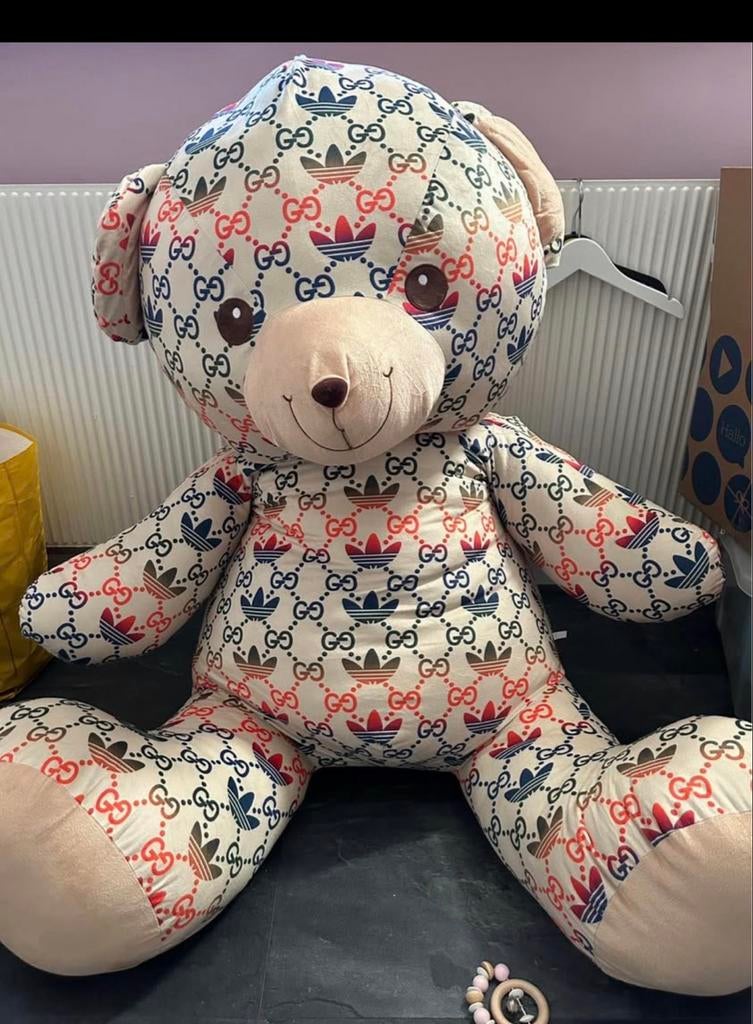 Grote knuffelbeer met Gucci en Adidas print, Verzamelen, Beren en Cherished Teddies, Ophalen, Zo goed als nieuw, Stoffen beer