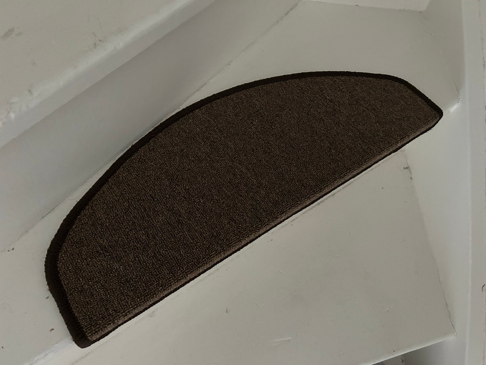 Set van 15 bruine halvemaanvormige trapmatten, Minder dan 50 cm, Bruin, Ophalen of Verzenden, Zo goed als nieuw