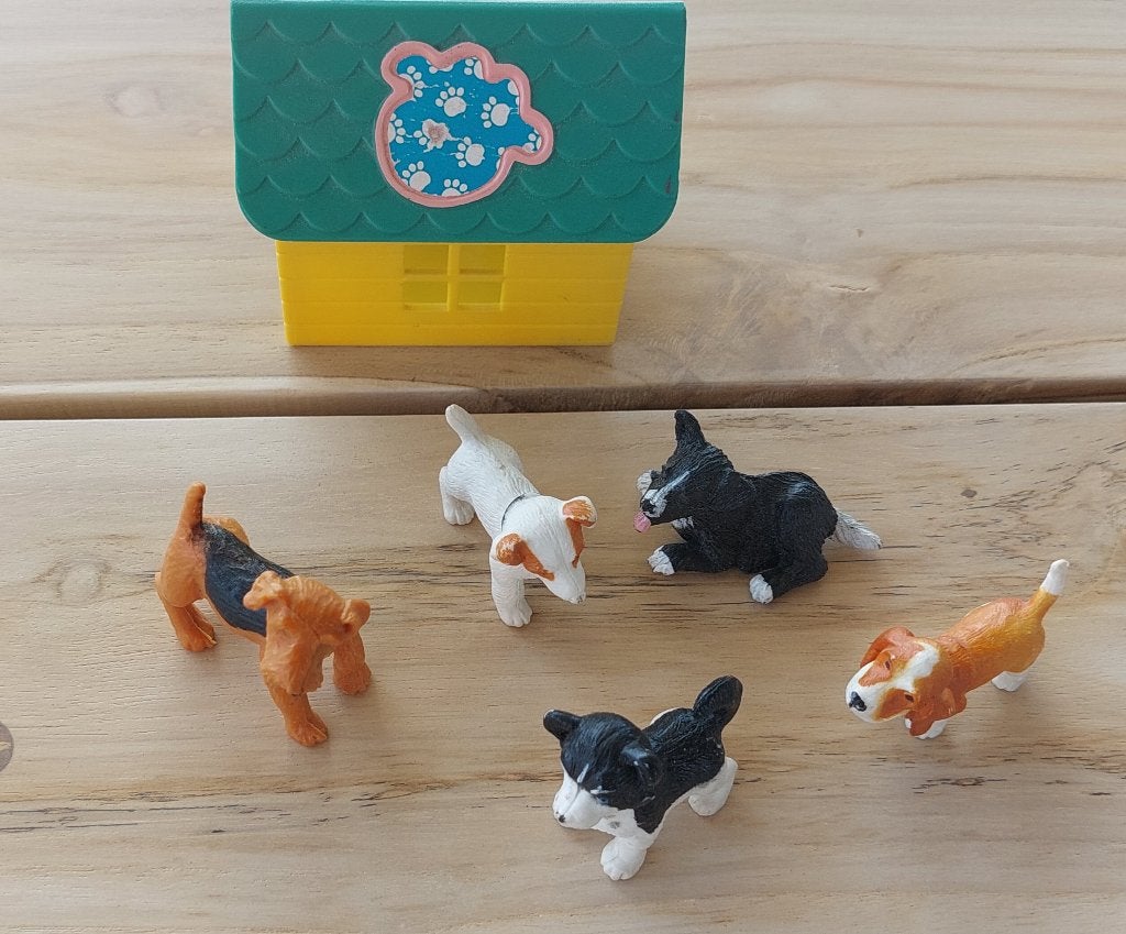 5 honden (meg) en hondenhok, Verzamelen, Dierenverzamelingen, Ophalen of Verzenden, Zo goed als nieuw, Hond of Kat, Beeldje of Figuurtje