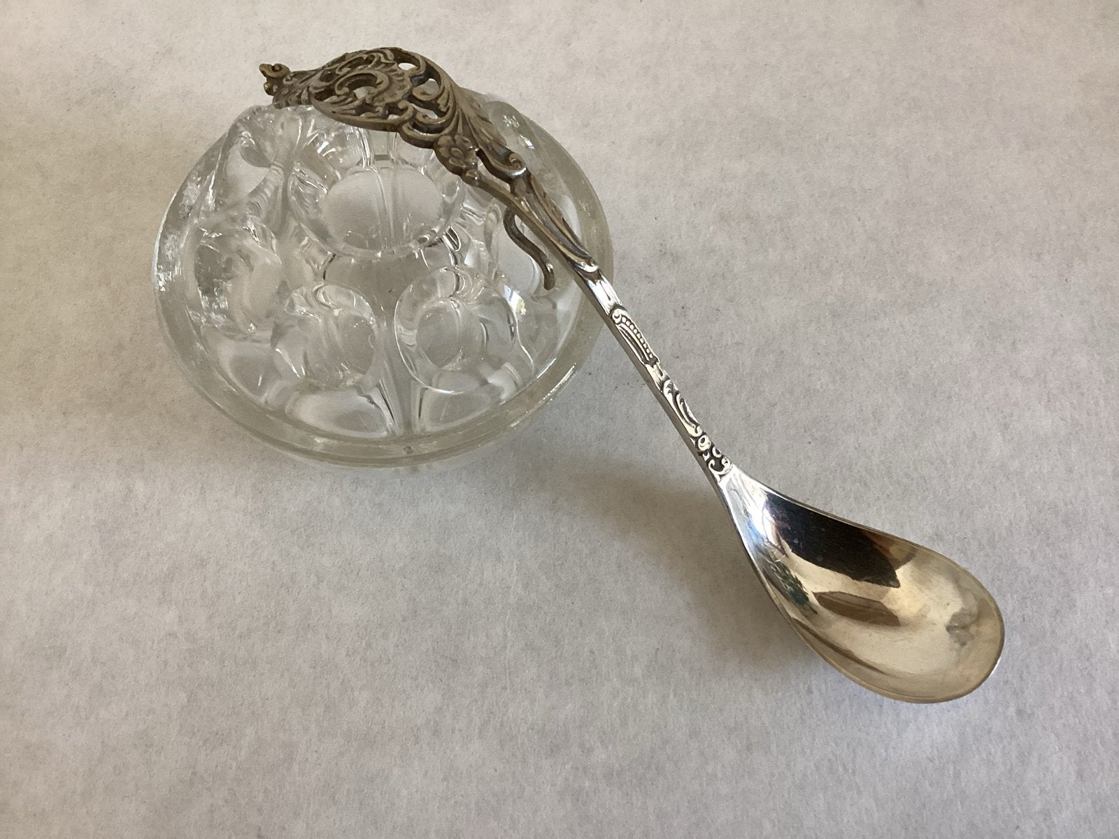 Antieke verzilverde saus lepel met ajour handvat en haakje, Antiek en Kunst, Ophalen of Verzenden