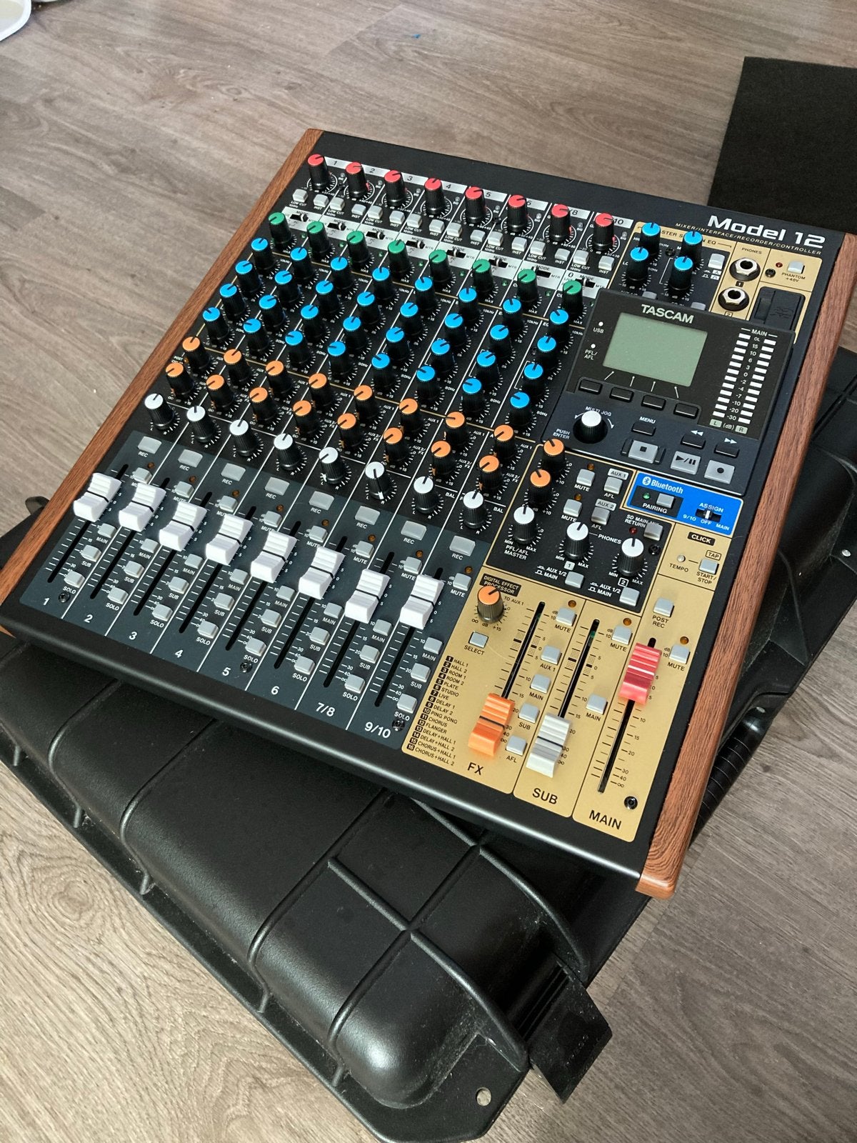 Tascam Model 12 Multitrack Recording Console met koffer, Ophalen, Zo goed als nieuw, 10 tot 20 kanalen, Microfooningang