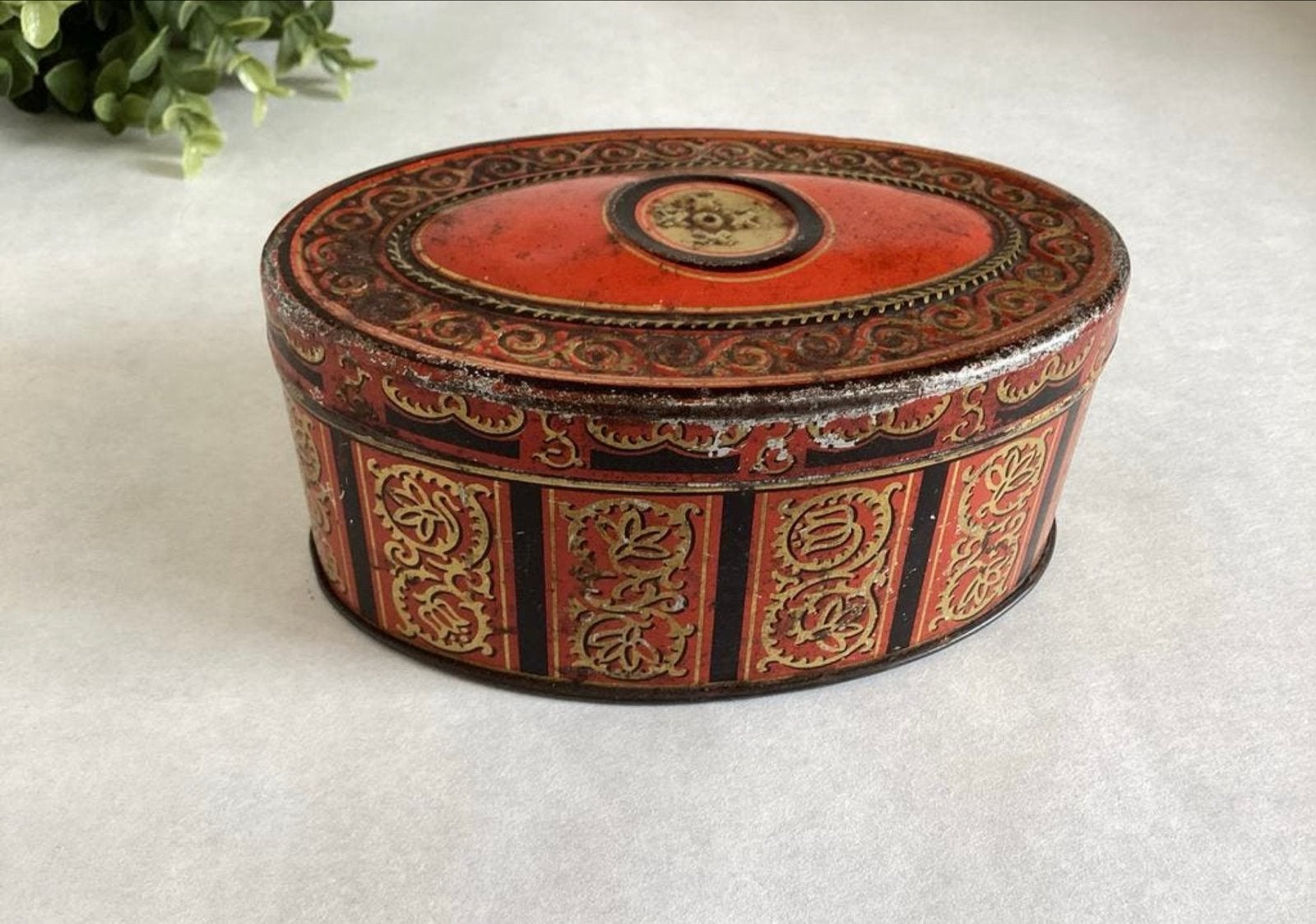 Vintage ovaal blik trommeltje rood, zwart goudkleurig decor, Verzamelen, Blikken, Ophalen of Verzenden, Gebruikt, Koek(jes), Overige merken