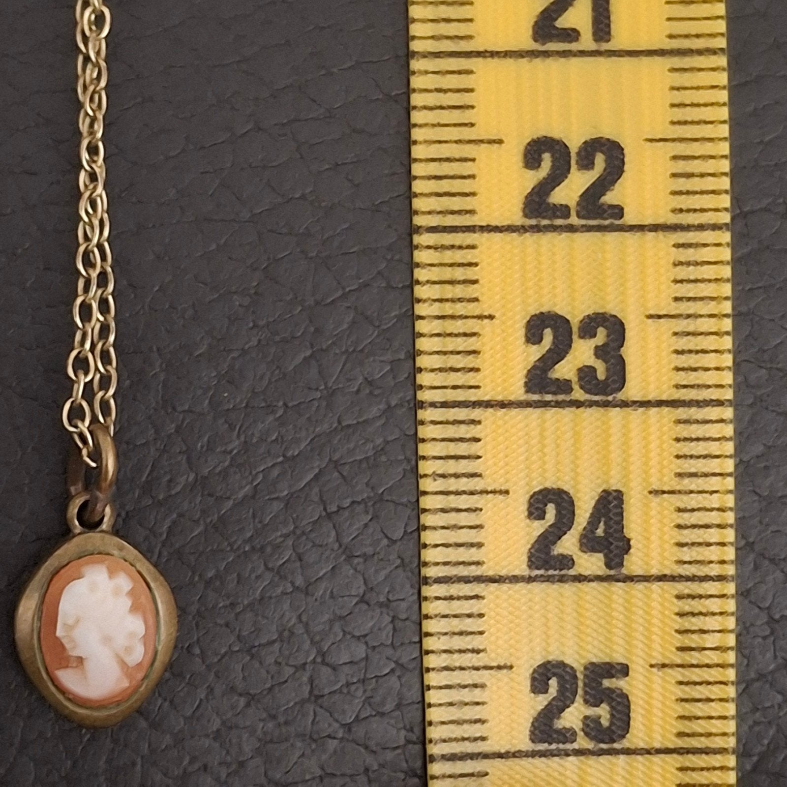 Vintage Camee Hanger aan 50 cm Dublee Ketting Jaren 60/70, Gebruikt, Ophalen of Verzenden, Goud, Overige materialen