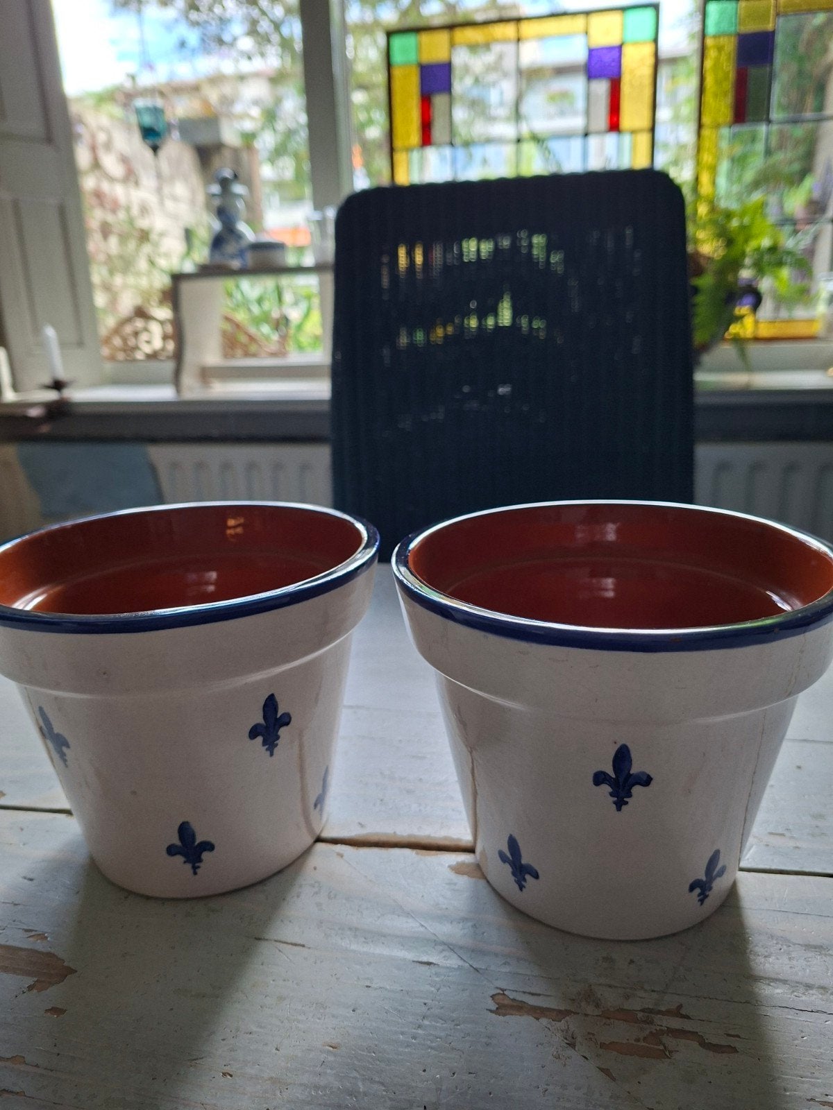 2 Bloempotten Franse lelie Geglazuurd aardewerk, Tuin en Terras, Bloempotten, Rond, Ophalen of Verzenden, Zo goed als nieuw, Balkon