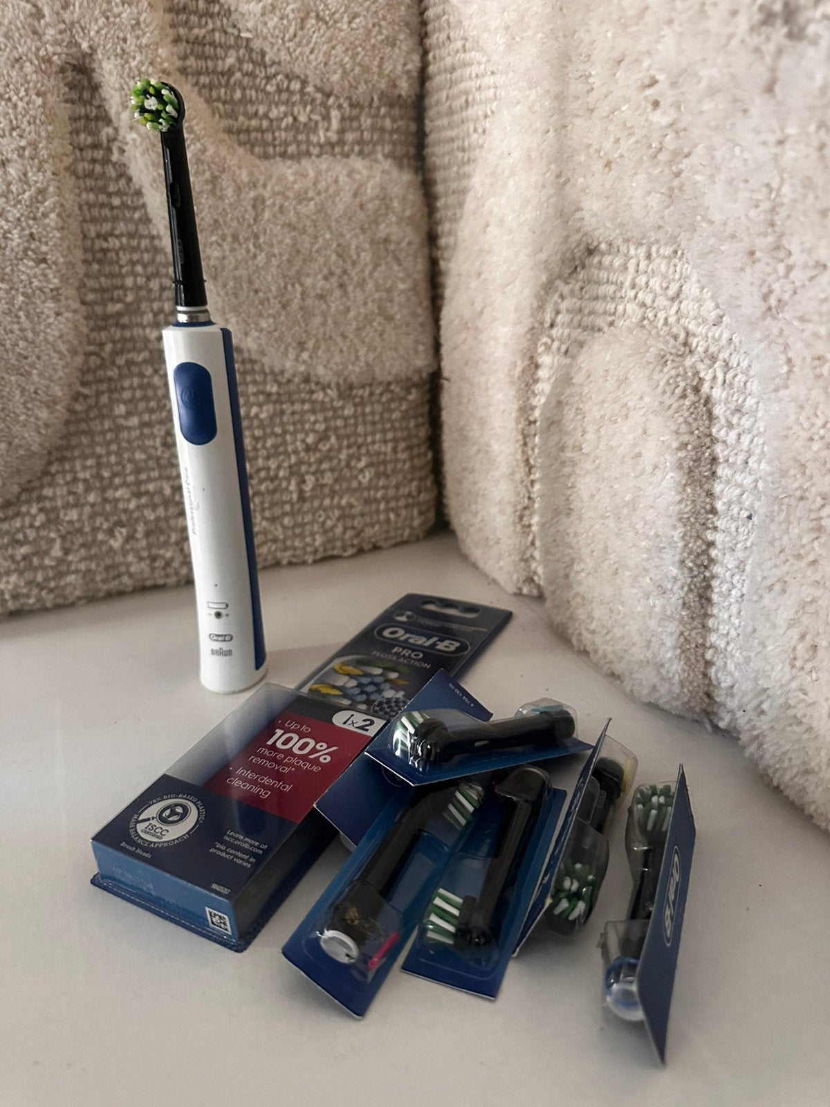 Braun Oral-B elektrische tandenborstel+8 nieuwe opzetborstls, Verzenden, Zo goed als nieuw, Tandenborstel