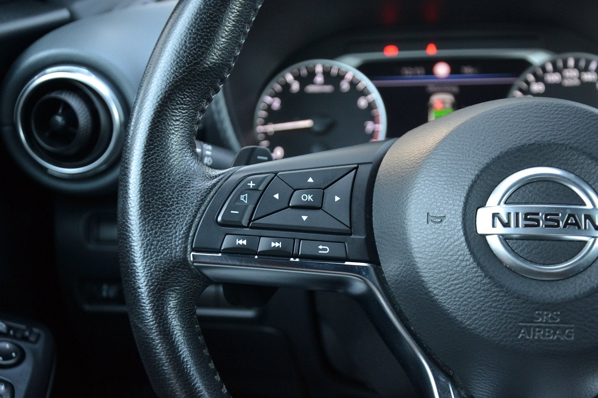 Foto 18 van Nissan Juke 1.0 DIG-T Tekna Automaat | Navigatie | Stoelverw