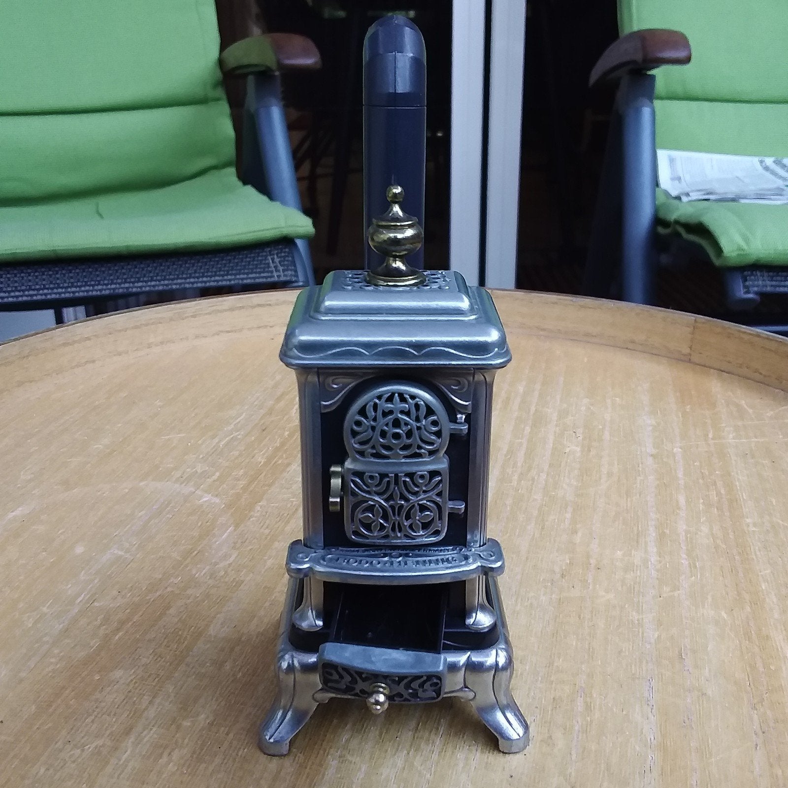 Bodo Hennig miniatuur kachel met pijp - gietijzer look., Ophalen of Verzenden, Gebruikt, Poppenhuis