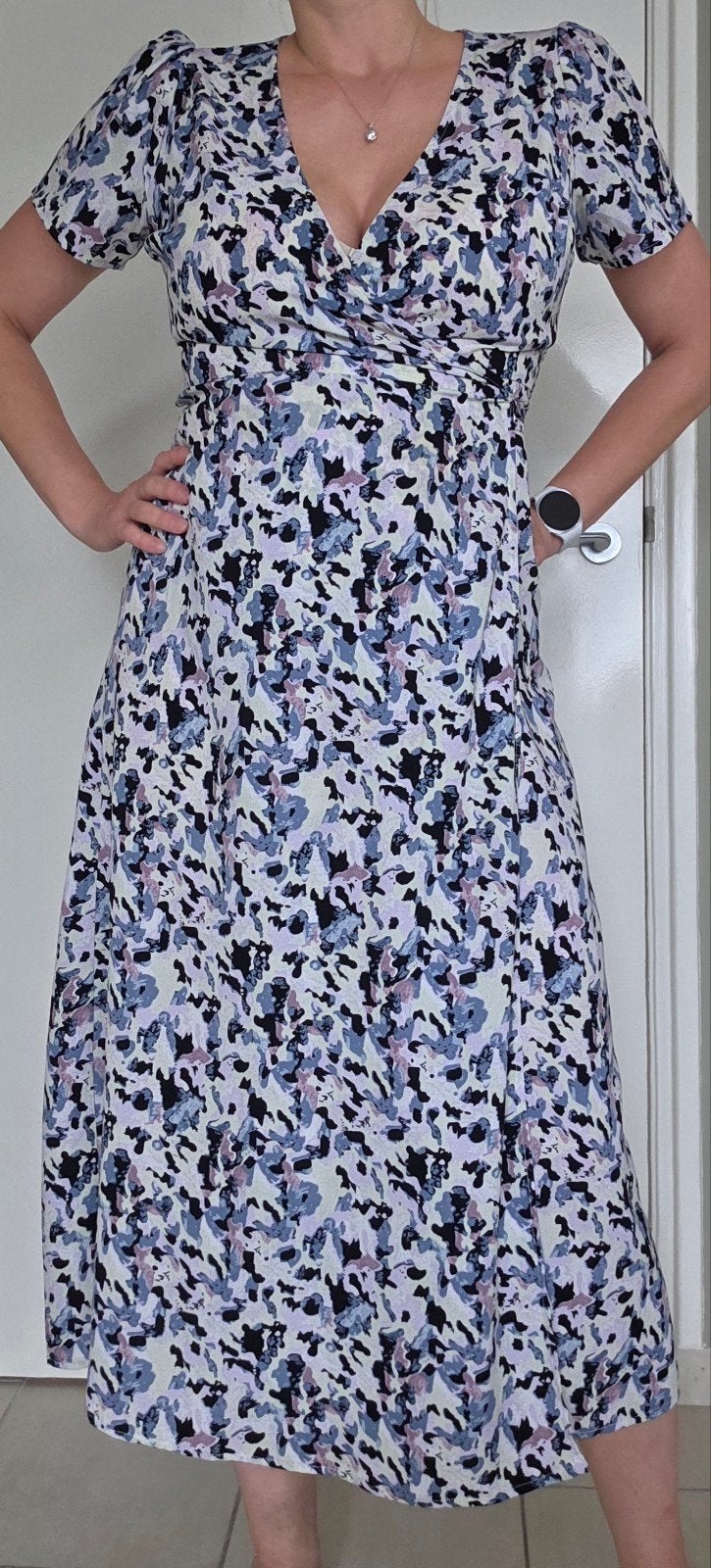 Stijlvolle ONLY Jurk met Abstracte Print - Maat M, Maat 38/40 (M), Only, Blauw, Ophalen of Verzenden
