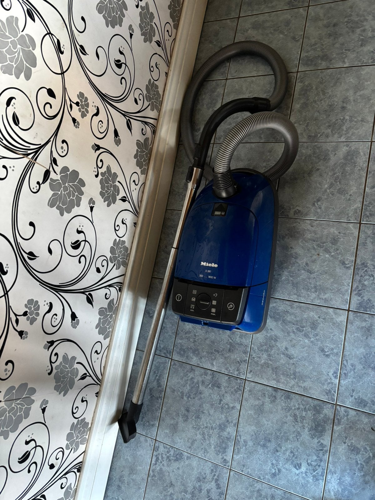 Stofzuiger merk miele 1800 watt nu voor 70 euro, Stofzak, Ophalen of Verzenden, Steelstofzuiger, 1600 tot 2000 watt