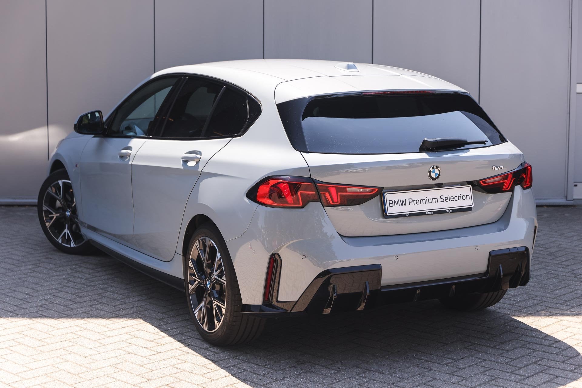 BMW 1 Serie 120 M Sport Automaat / Sportstoelen / M Adaptief, Auto's, Dealer onderhouden, 156 pk, Met garantie (alle), Origineel Nederlands