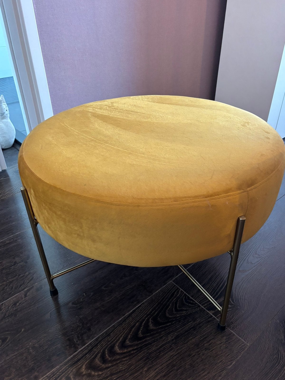 Mooie goudgele poef voetenbankje bijzettafel Jysk, Ophalen, Zo goed als nieuw, Stof, 50 tot 75 cm