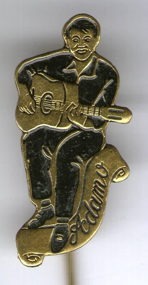 ADAMO zittend zwart op koper zanger speldje ( R_003 ), Verzamelen, Verzenden, Nieuw, Figuurtje, Speldje of Pin