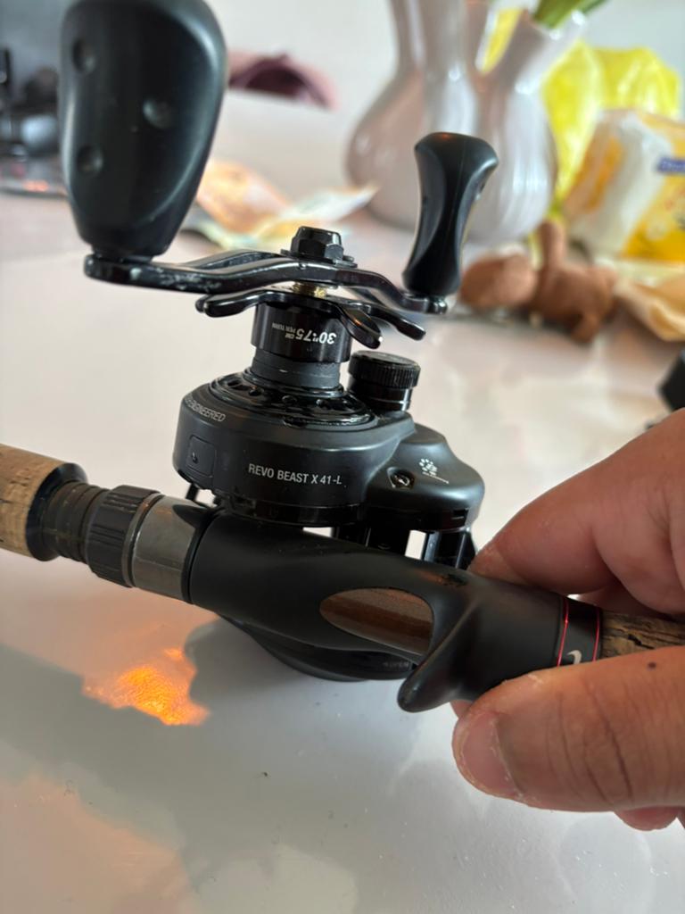 Abu Garcia Beast Pro 50-150G + Revo Beast Reel, Ophalen, Zo goed als nieuw, Complete hengel