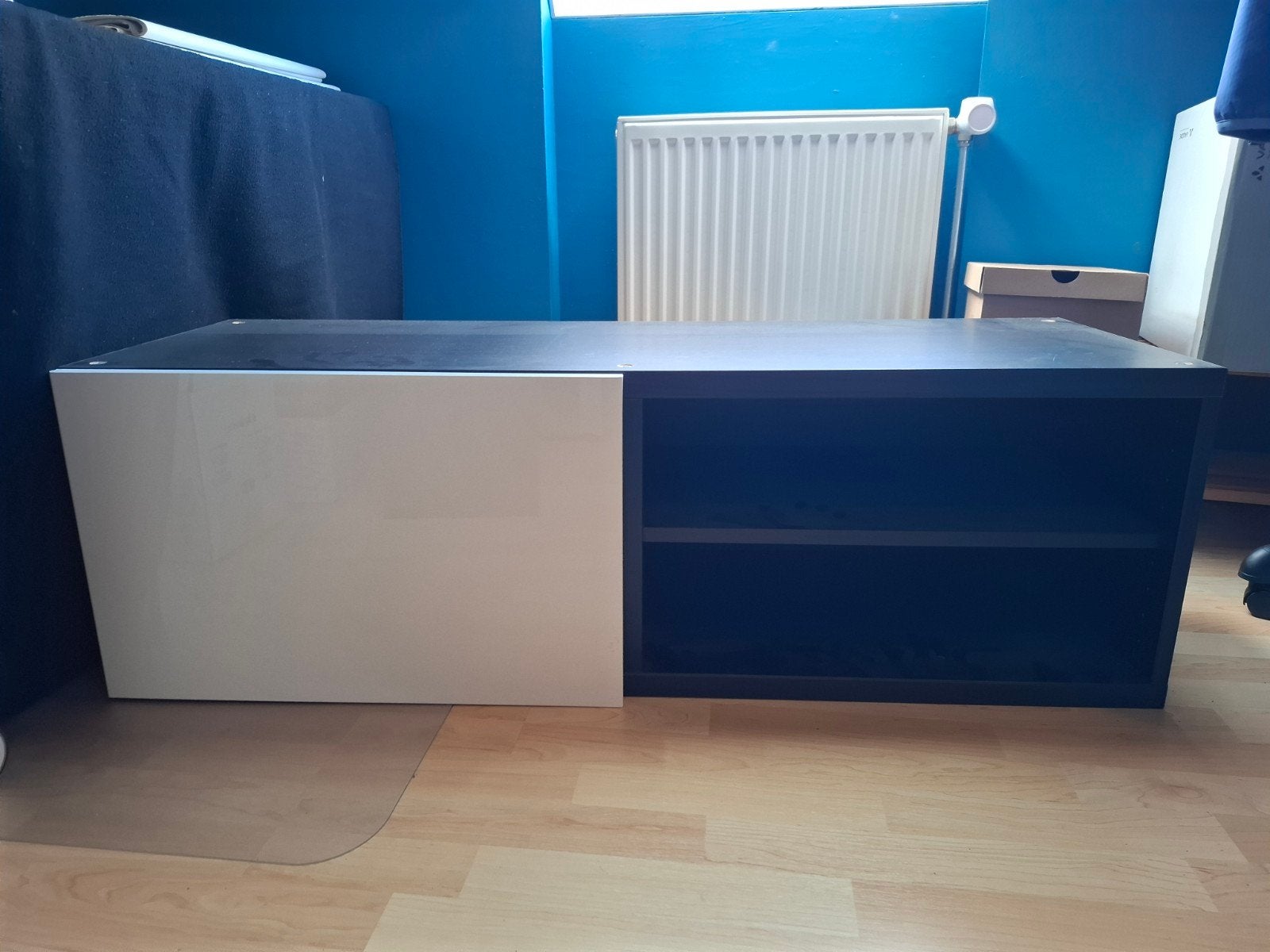 IKEA Besta TV-meubel/dressoir zwartbruin met witte deur, Huis en Inrichting, Kasten | Televisiemeubels, Ophalen, Gebruikt, Minder dan 100 cm