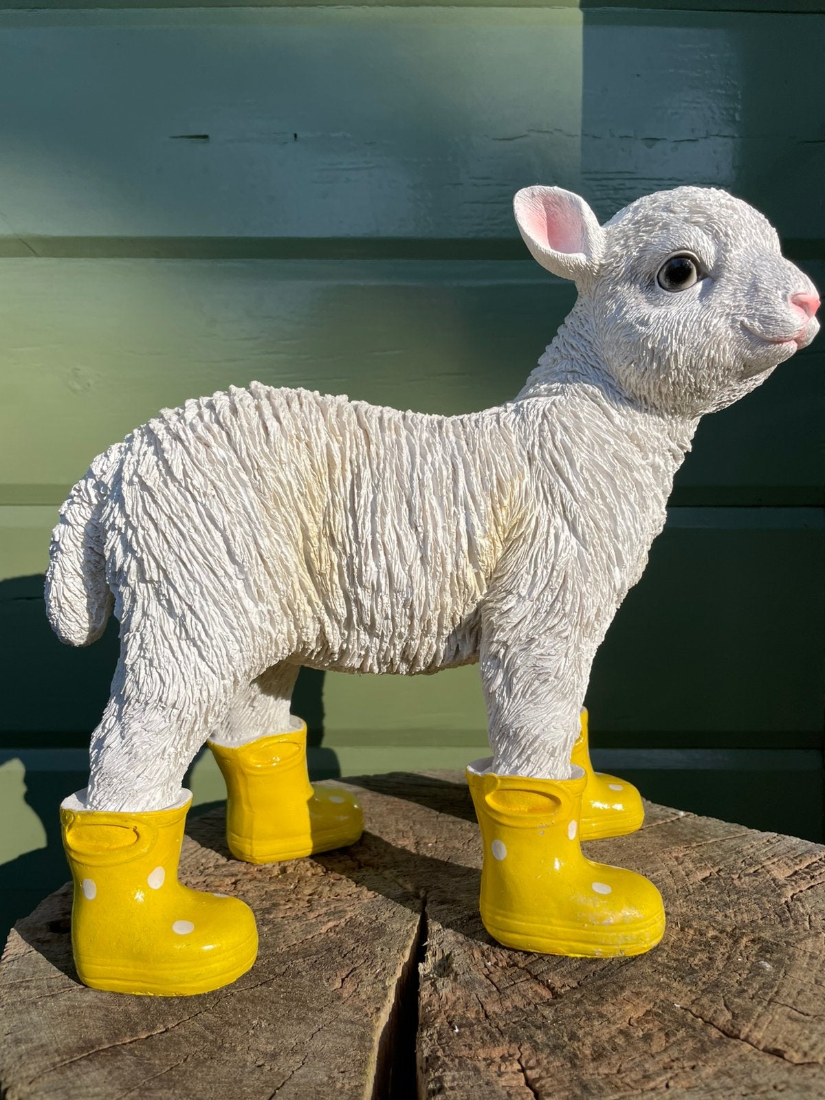 Lam schaap gele regenlaarsjes beeld tuin boerderij boer wol, Ophalen of Verzenden, Nieuw, Kunststof, Dierenbeeld