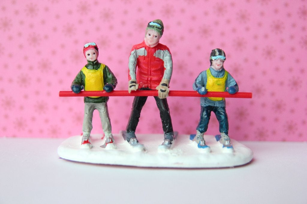 3 skiers Lemax kerstdorp, Ophalen of Verzenden, Gebruikt