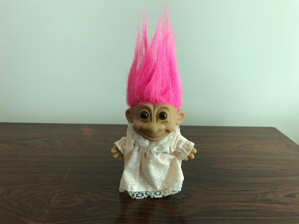Troll Trol Russ meisje met flashy roze haar en jurk, Ophalen of Verzenden, Zo goed als nieuw