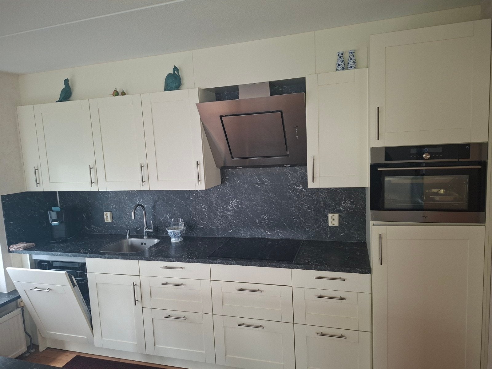 Moderne witte keuken met kookeiland en inbouwapparatuur, Huis en Inrichting, Ophalen, Gebruikt, Overige materialen, Wit