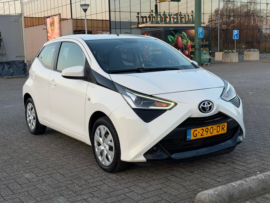 Toyota Aygo 1.0 Vvt-i 72pk X-shift 5D 2019 Wit, Auto's, Toyota, 4 stoelen, Wit, Origineel Nederlands, 19 km/l