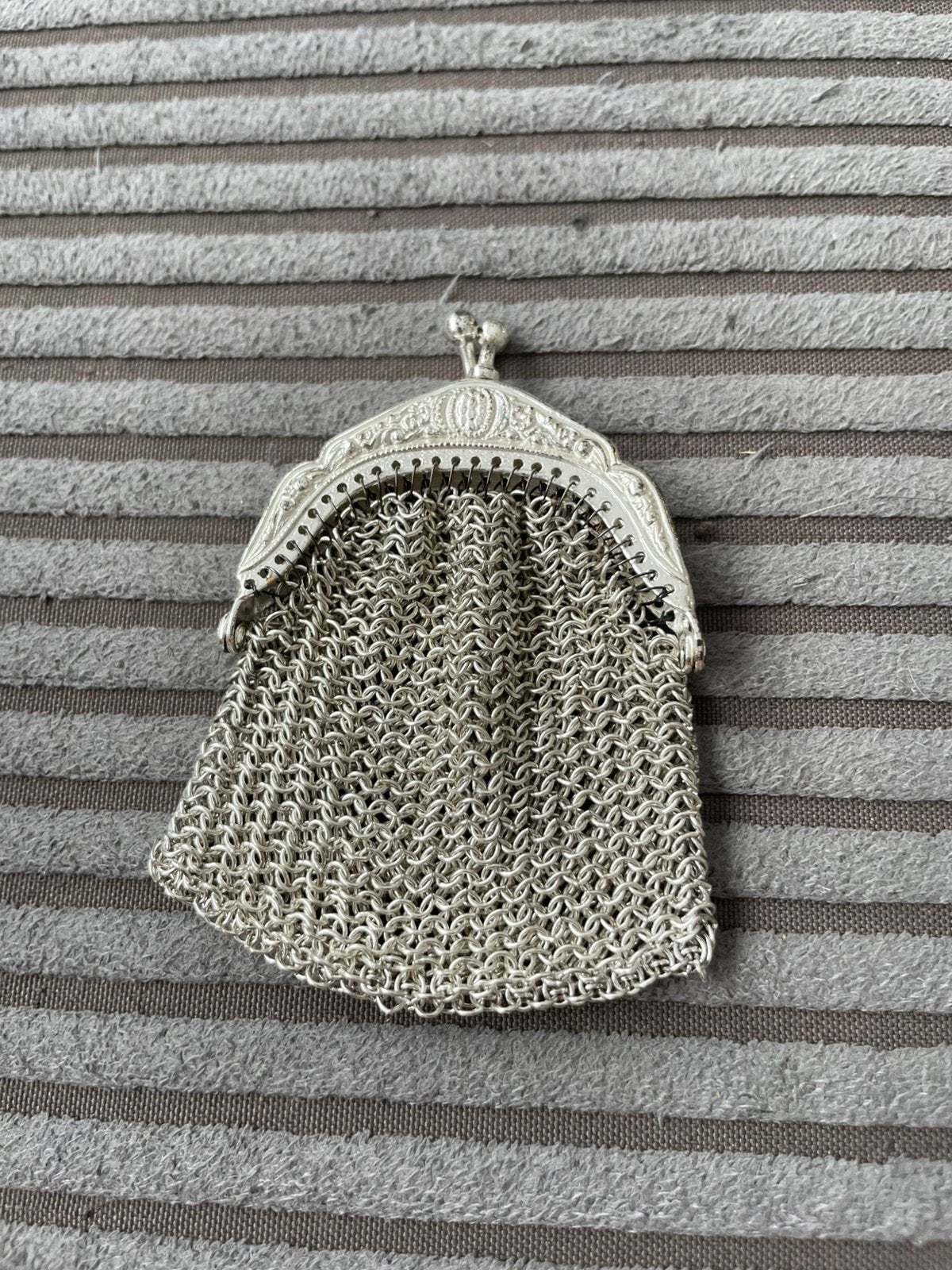 Vintage metalen gaasbeursje mesh beursje met sierlijk beugel, Ophalen of Verzenden, Gebruikt, Overige kleuren