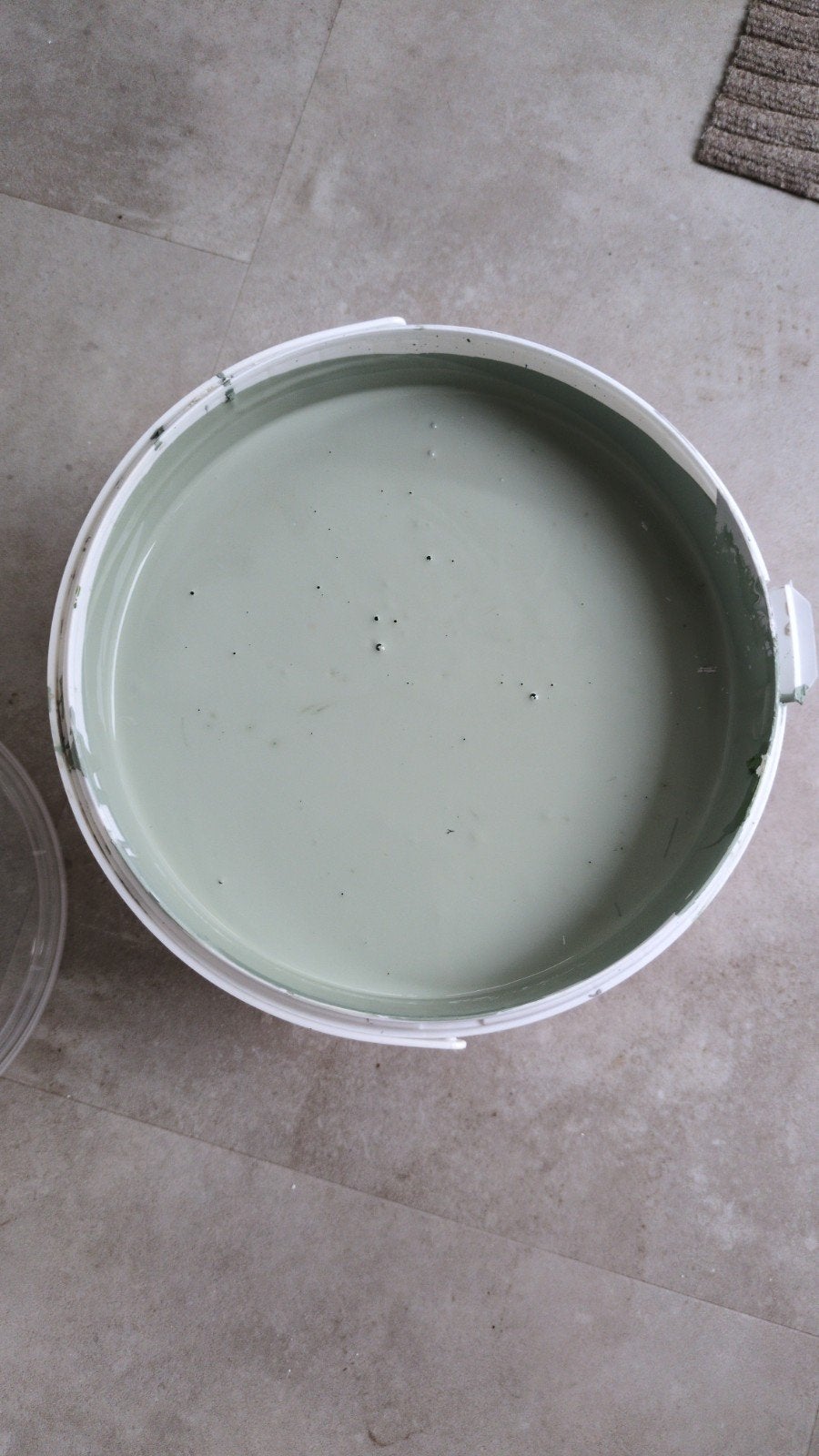 Grote emmer verf, groen grijs, Early Dew achtige kleur, Doe-het-zelf en Verbouw, Ophalen, Wit, Minder dan 5 liter, Verf