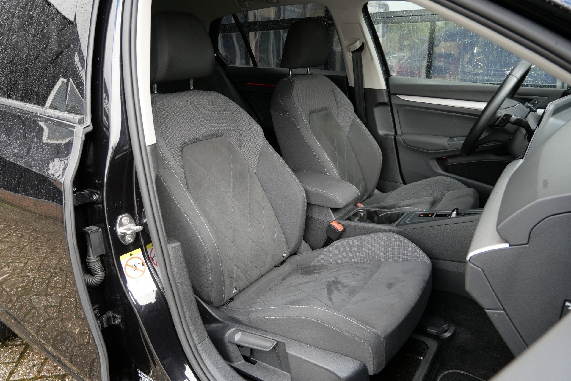 Volkswagen Golf 1.5 eTSI Life Business | NL-Auto | Massage |, Dealer onderhouden, 4 cilinders, Alcantara, Zwart