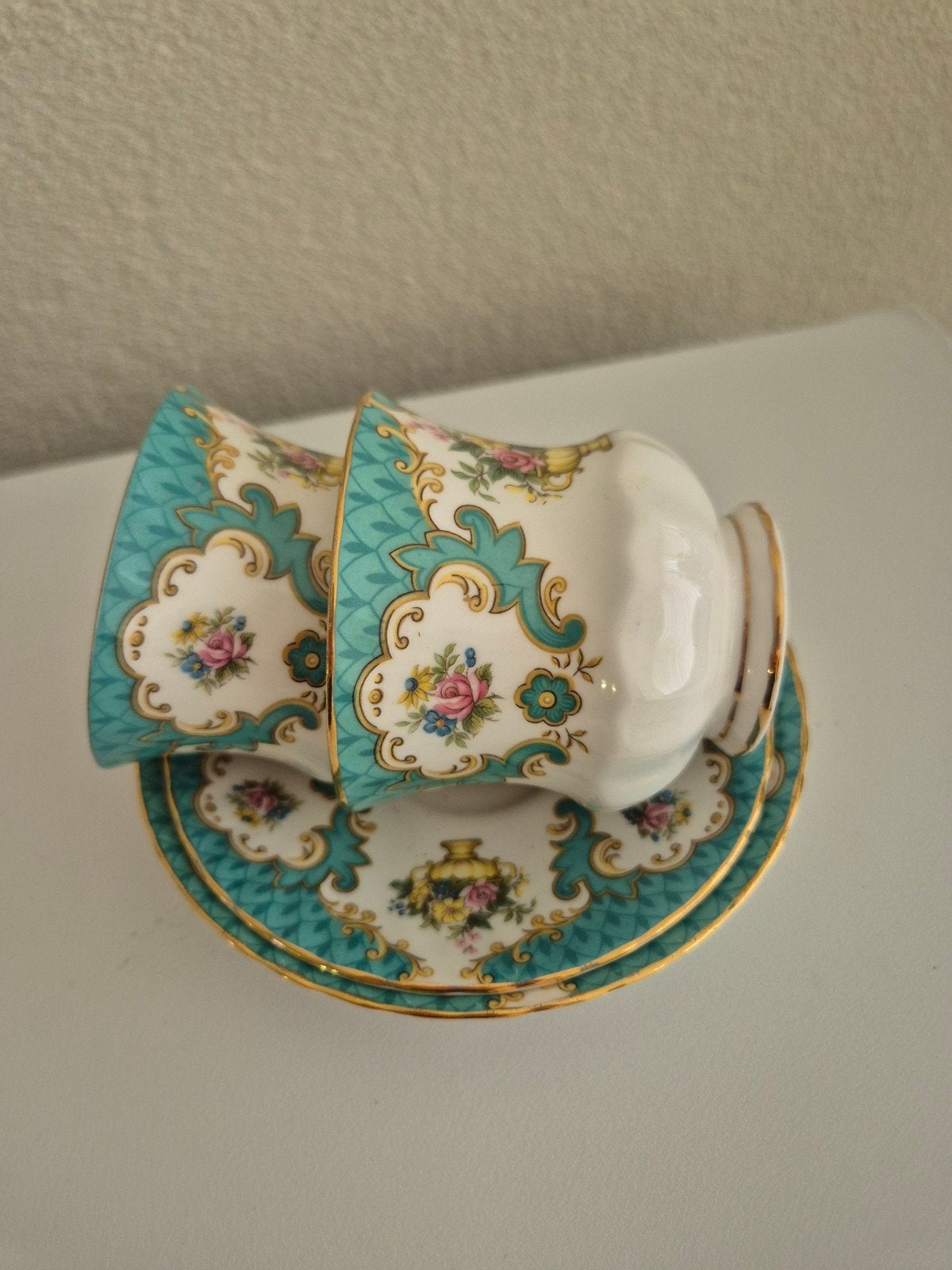 Queens Rosina Bone China Centenary Paar Kop en Schotel, Antiek en Kunst, Ophalen