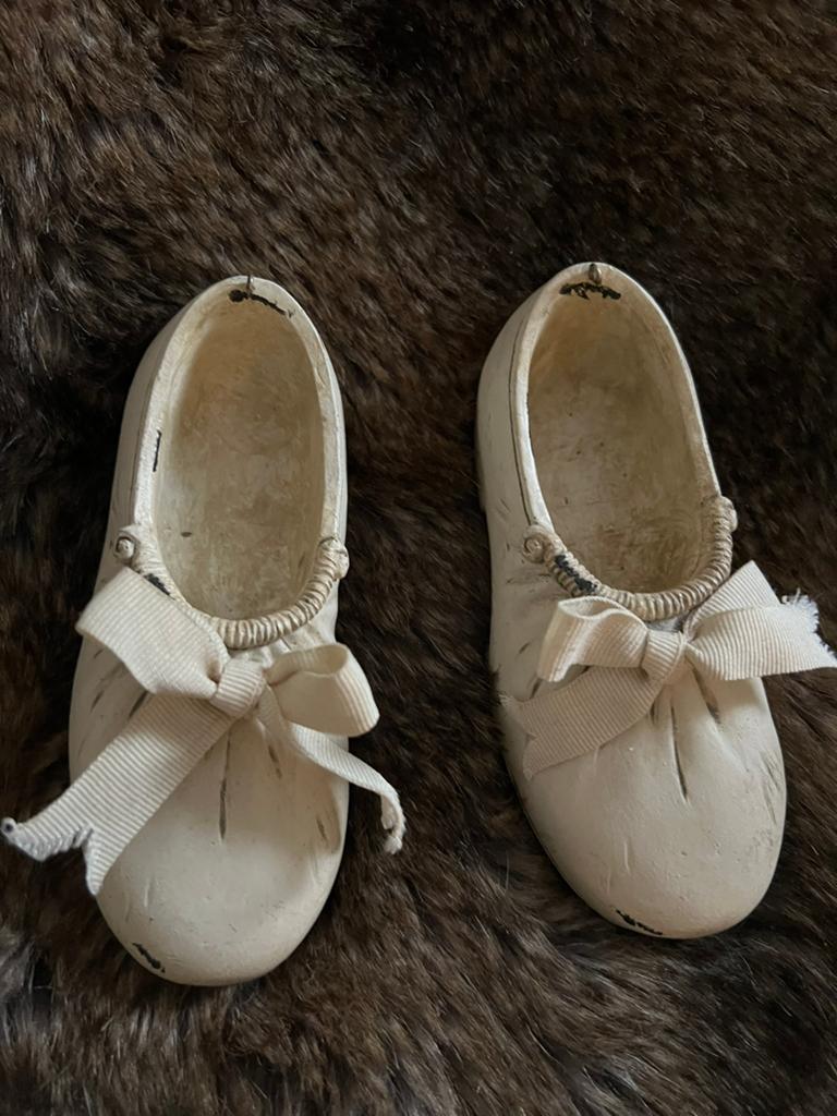 2 paar stenen poppenschoentjes ter decoratie. 15 cm., Brocante, Beige, Ophalen of Verzenden, Zo goed als nieuw