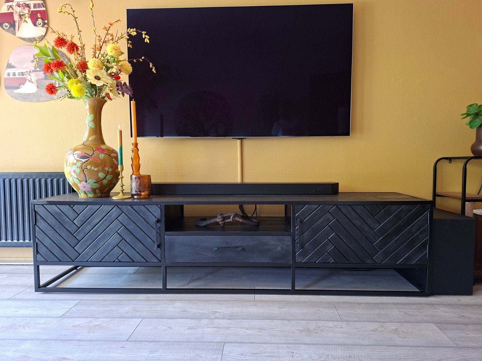 Modern zwart tv-meubel met visgraatpatroon (210x45x50 cm), Huis en Inrichting, Kasten | Televisiemeubels, Ophalen