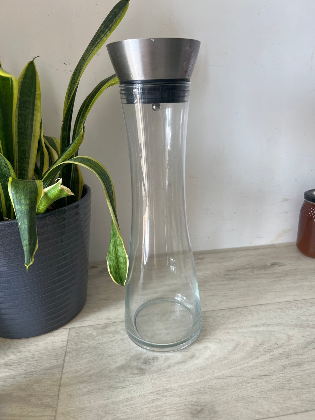 Glazen karaf met metalen schenktuit, Ophalen, Zo goed als nieuw, Transparant, Glas