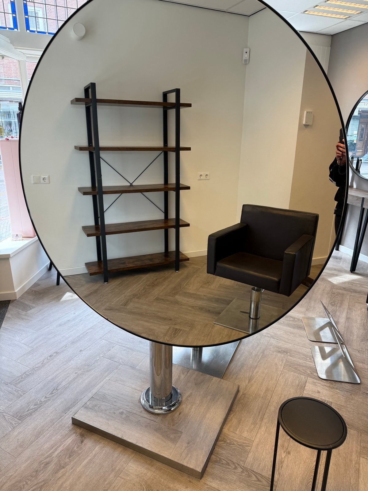 Grote ronde spiegel met standaard - Kappersspiegel, Huis en Inrichting, Woonaccessoires | Spiegels, Ophalen, Gebruikt, Rond, 125 cm of meer