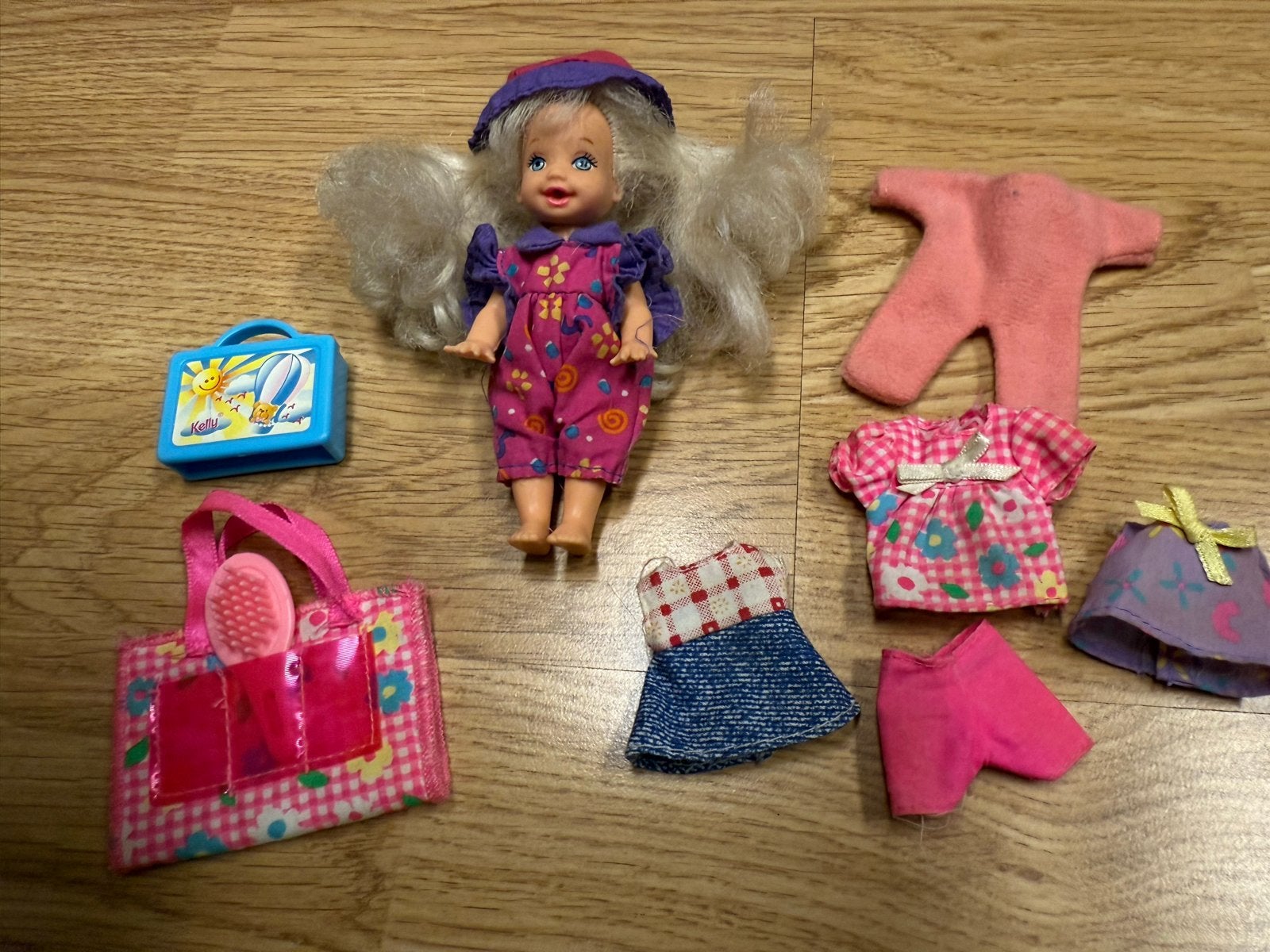 Vintage Barbie Kelly pop met accessoires en kleding, Ophalen of Verzenden, Gebruikt, Barbie