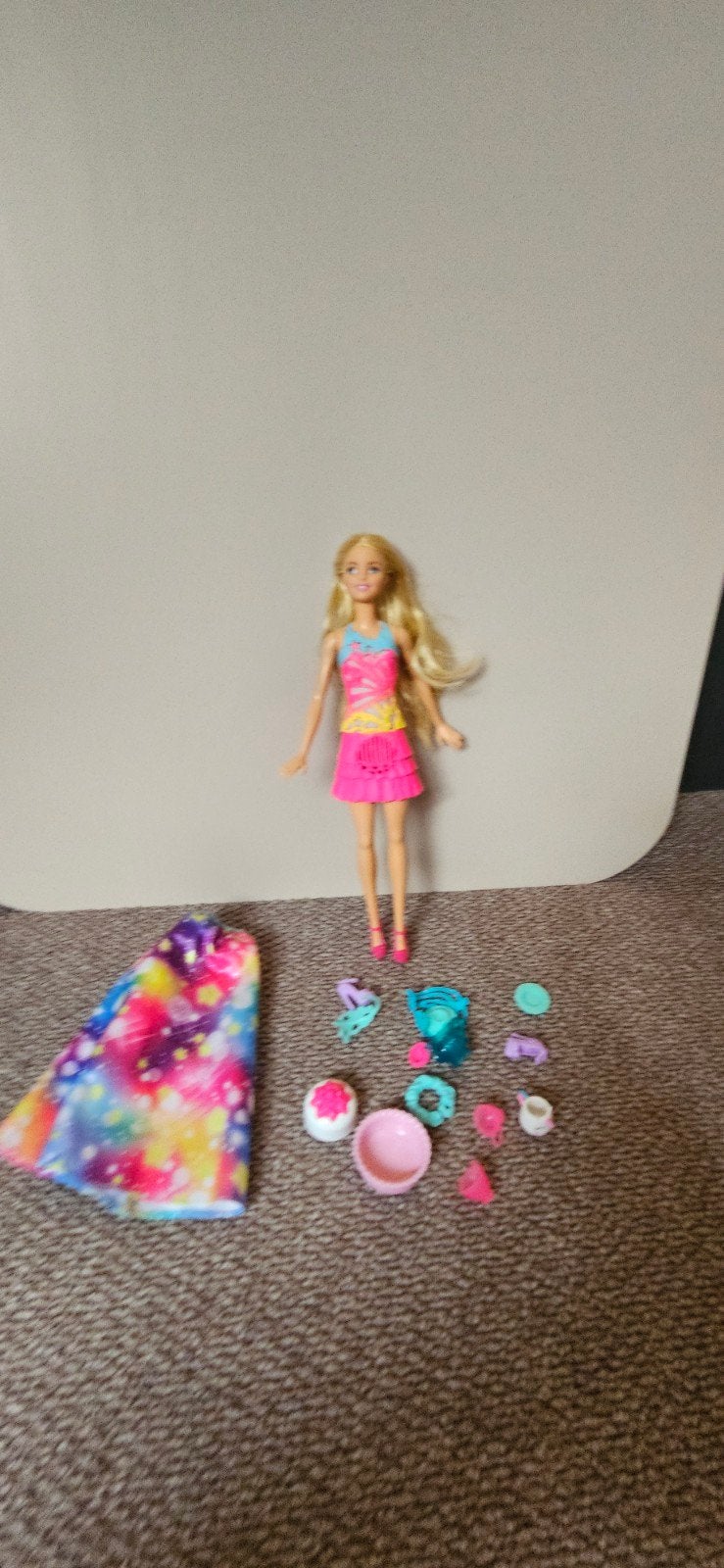Barbie pop met accessoires en regenboogrok, Ophalen of Verzenden, Gebruikt, Barbie
