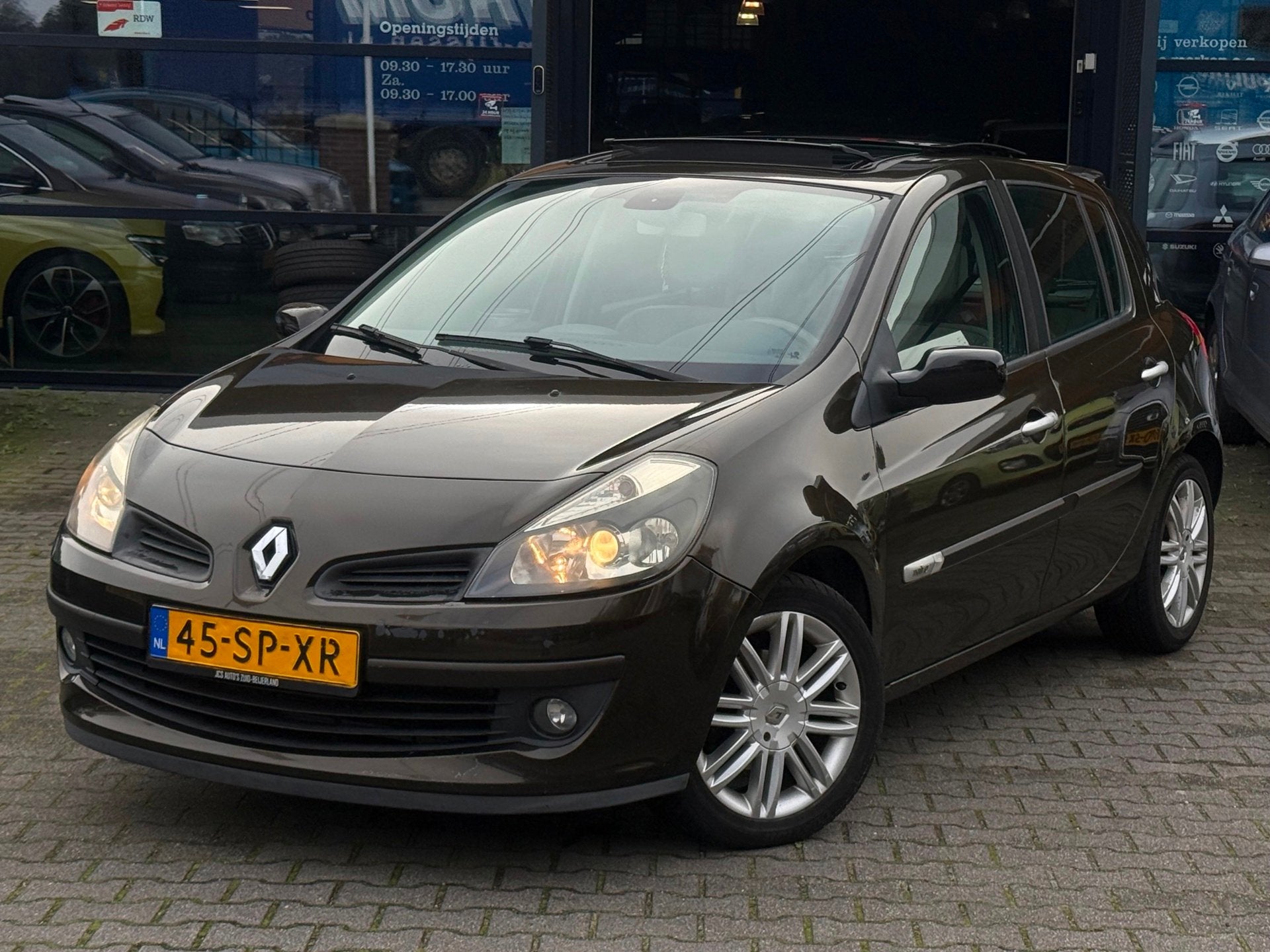 Renault Clio 1.6-16V Initiale PANO/PDC/LEDER/CLIMA/CRUISE/AP, Auto's, Voorwielaandrijving, Gebruikt, Beige, 4 cilinders
