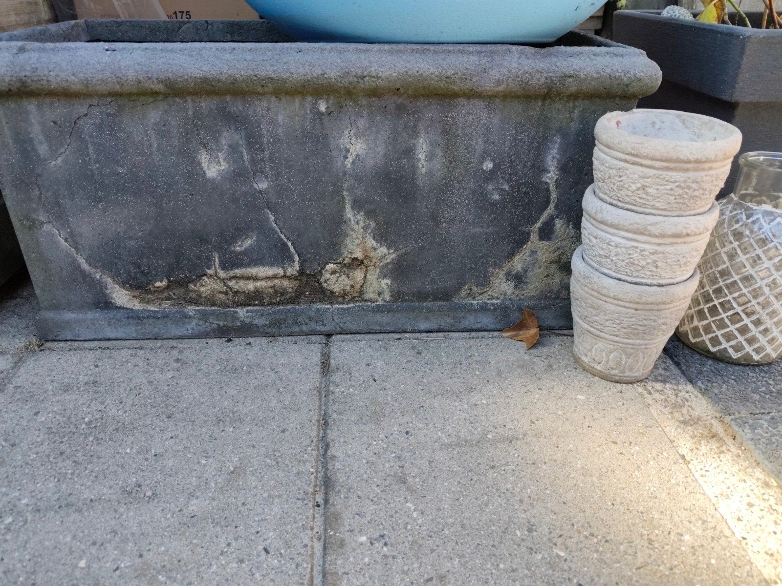 2 beschadigde bakken van steen en kunststof, Kunststof, Minder dan 40 cm, Balkon, Rechthoekig
