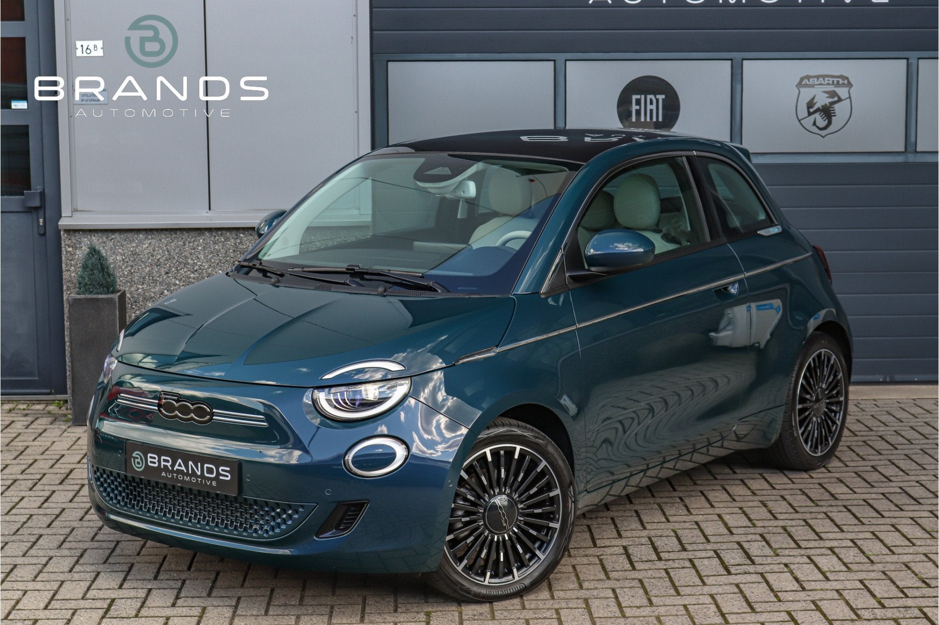 Fiat 500E La Prima 42 kWh 1e eig Full option 118PK Garantie, Auto's, Dealer onderhouden, Gebruikt, Met garantie (alle), 4 stoelen