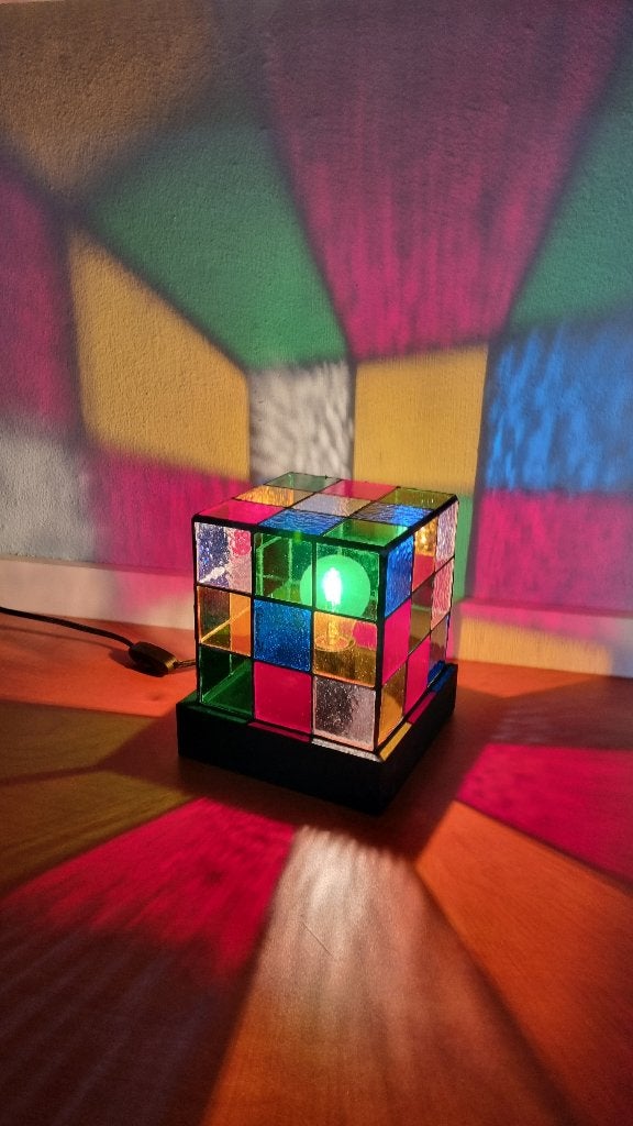 Lamp "rubic cube" Glas-in-lood en hout uit eigen atelier, Met schakelaar, 25 cm, Meerkleurig, E14 (klein)