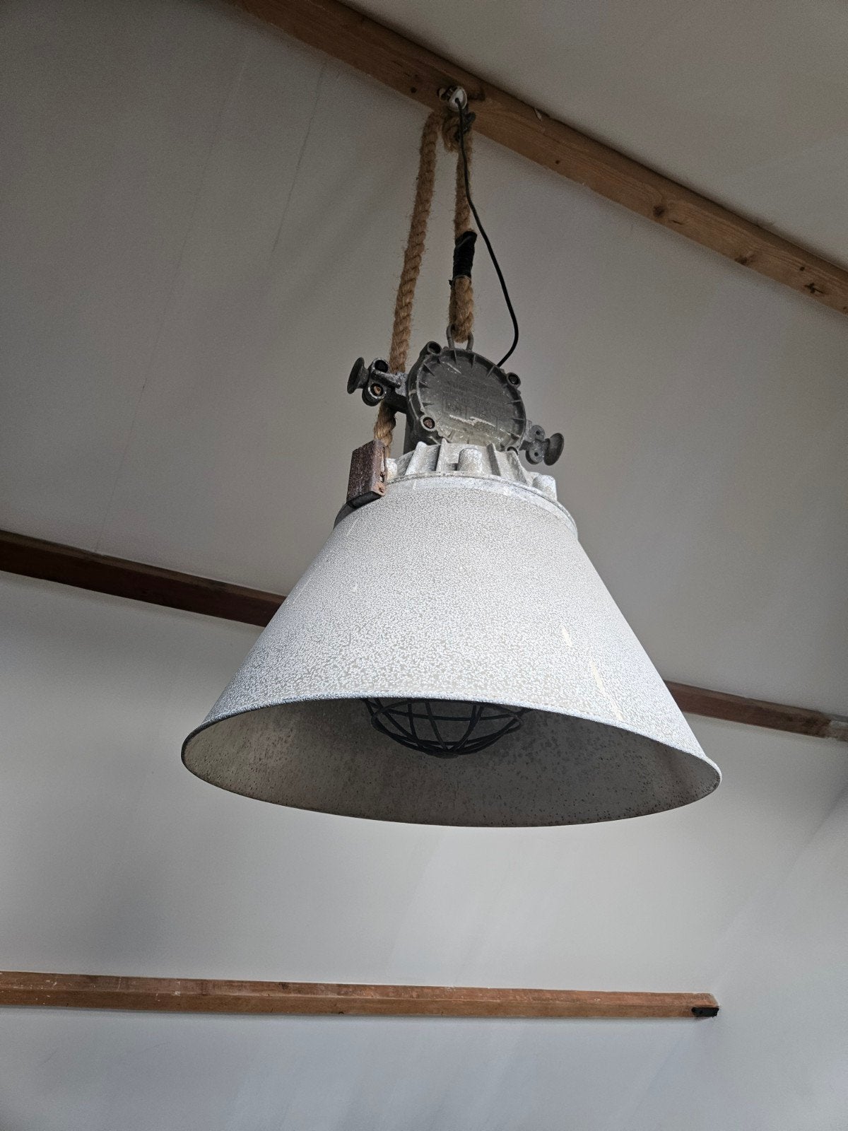 Industriële hanglamp met touwophanging, Huis en Inrichting, Ophalen, Gebruikt, E27 (groot), Natuurlijk materiaal
