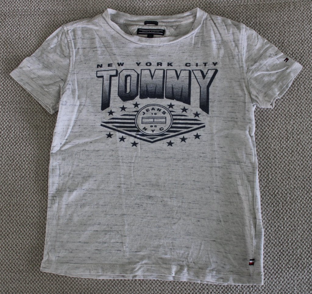 T-shirt van Tommy Hilfiger 128, Gebruikt, Ophalen of Verzenden, Tommy Hilfiger, Shirt of Longsleeve