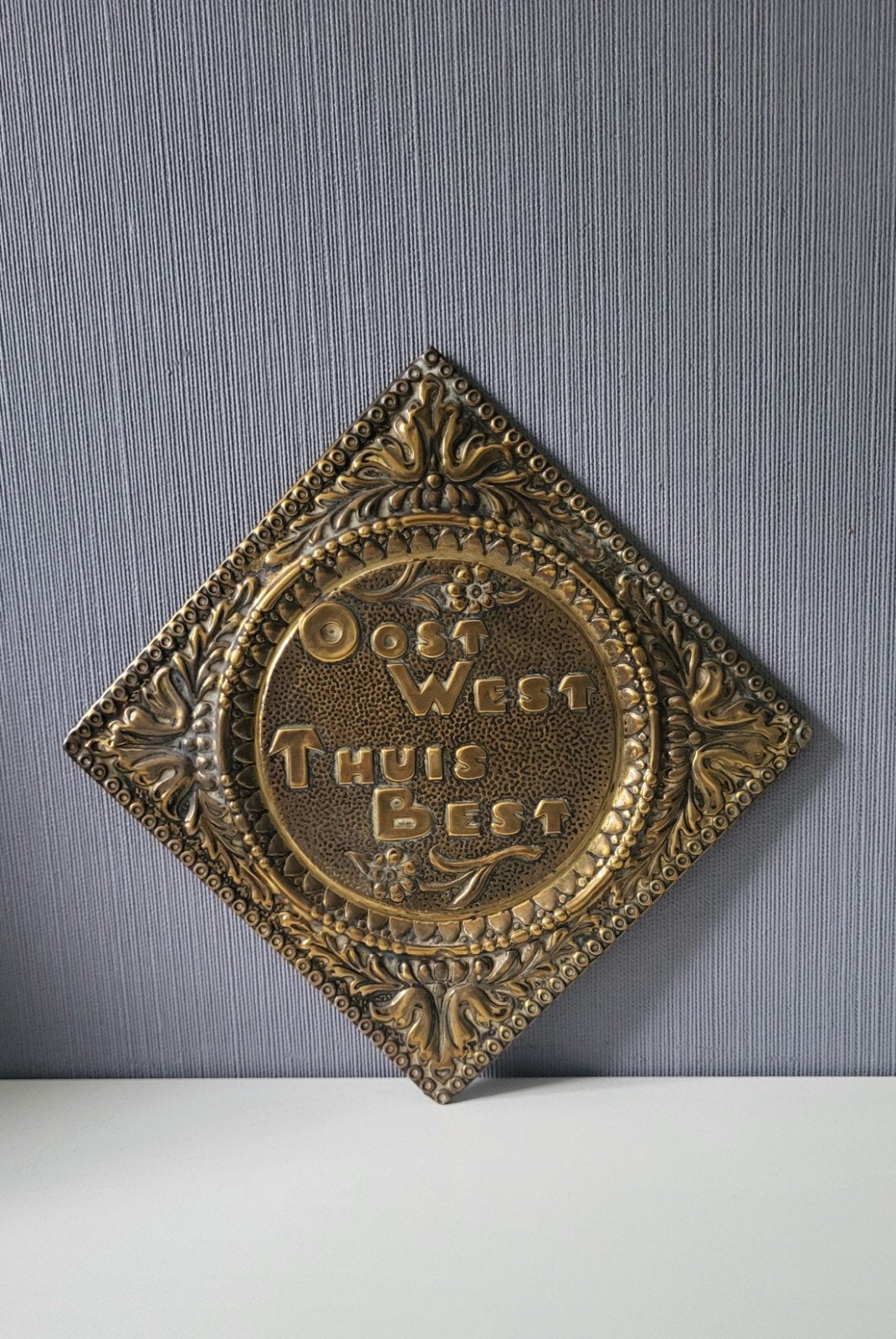 Oud ruitvormig messing wandbordje Oost West Thuis Best, Ophalen of Verzenden